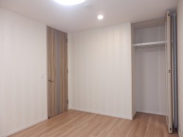 中部屋の洋室２・クローゼットの建具に姿見の鏡の設置