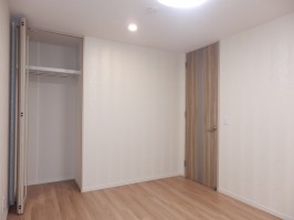 中部屋の洋室２・クローゼットの建具に姿見の鏡の設置