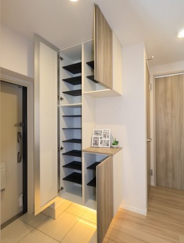 玄関収納の内部・自由に動かせる棚板が13段あります