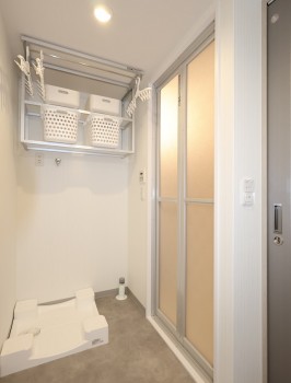 洗濯機スペース・排水管の定期高圧洗浄がしやすい洗濯パン・便利なランドリーラック