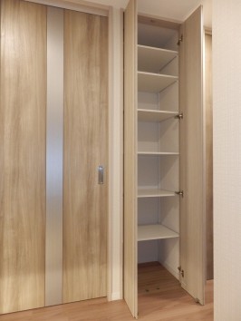 玄関ホール・便利な収納の可動棚