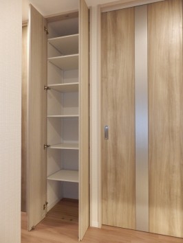 玄関ホール・便利な収納の可動棚