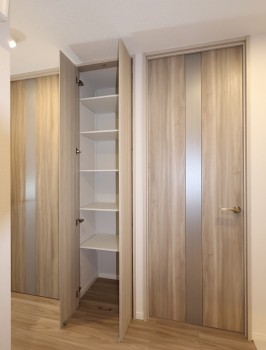 玄関ホール・便利な収納の可動棚