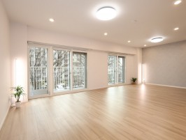 陽当たりの良いゆったりとしたリビングダイニング