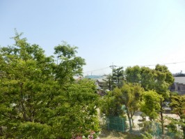 バルコニーからの眺め②南側・芝生の向こうは公園