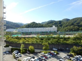 共用廊下からの眺め①北側は平面の駐車場・合計３５６台あり