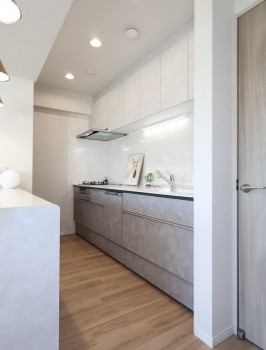 キッチンの背面に冷蔵庫スペース・カップボードを設置 キッチンの背面に冷蔵庫スペース・カップボードを設置